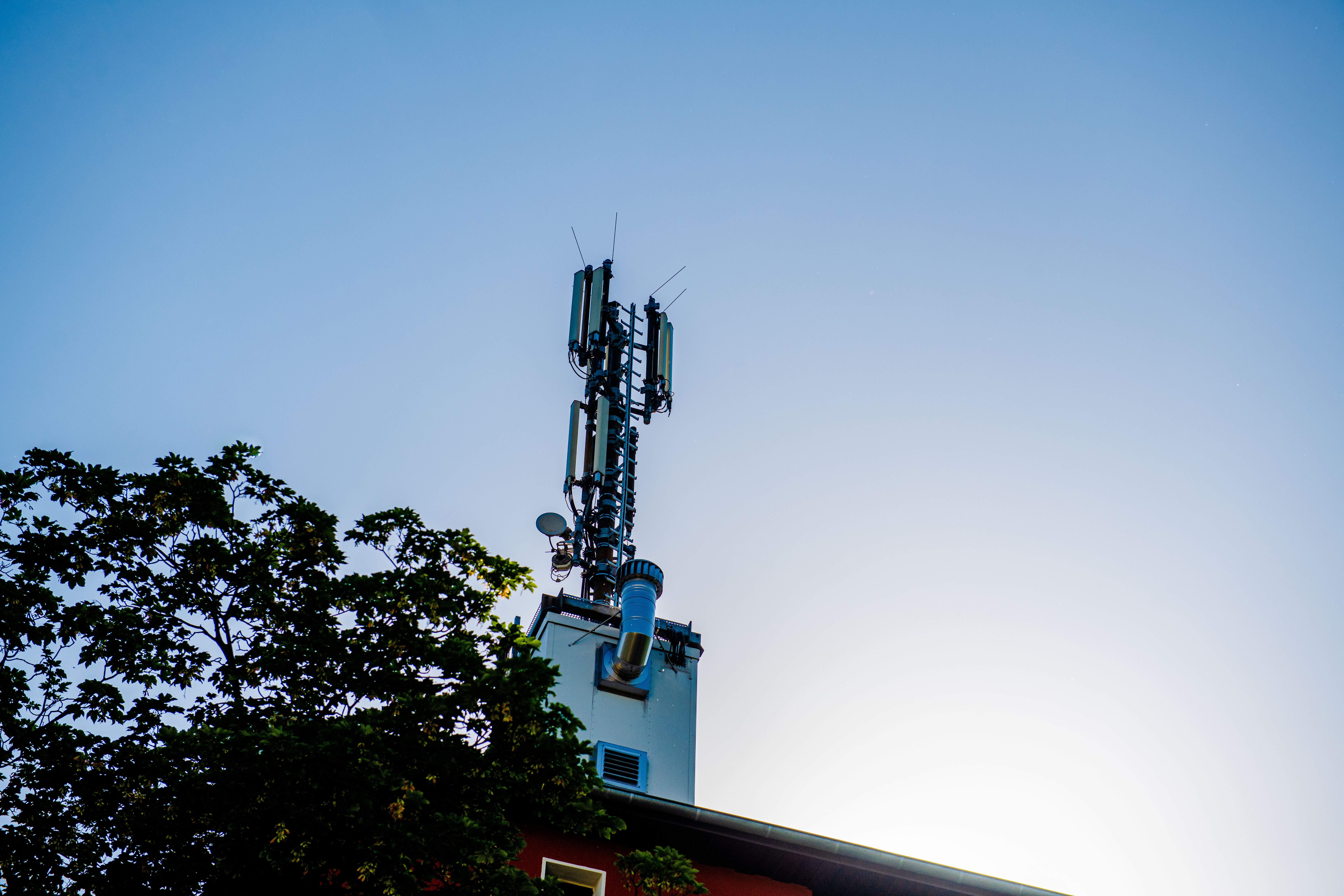 Mobilfunkmast vor blauem Himmel