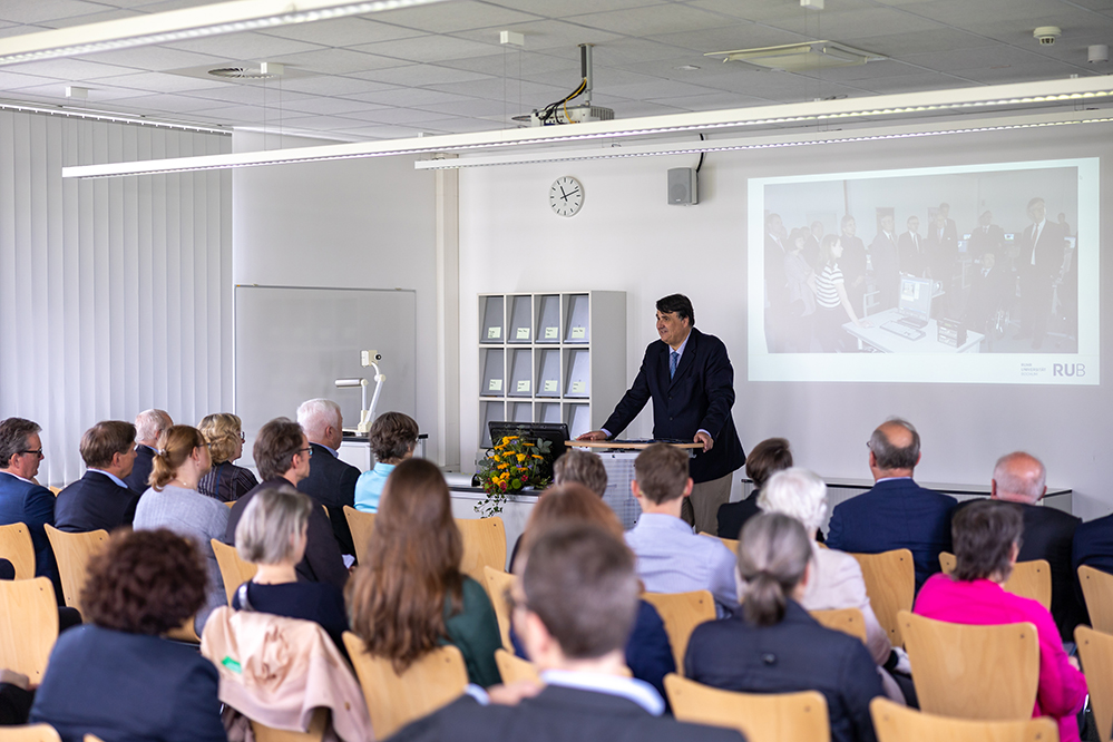 Rektor spricht vor Publikum