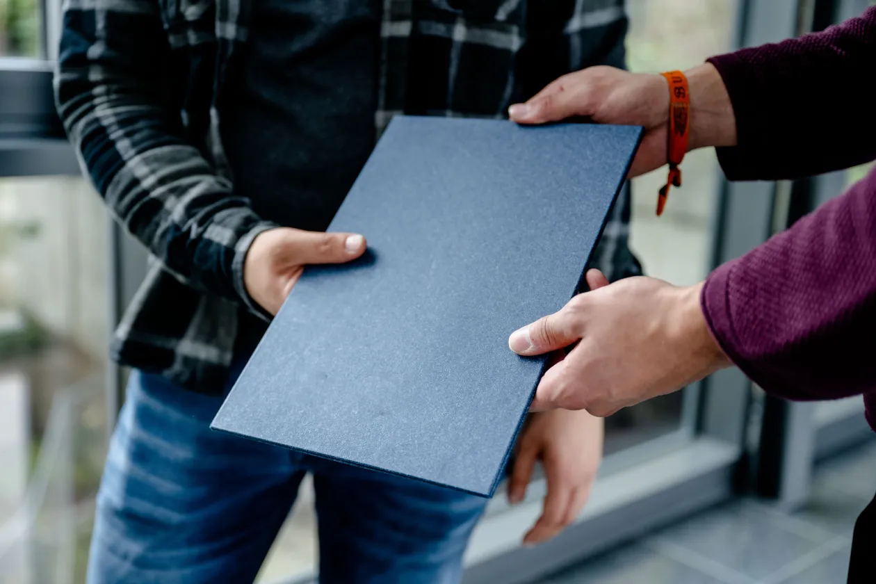 Urkunde wird übergeben