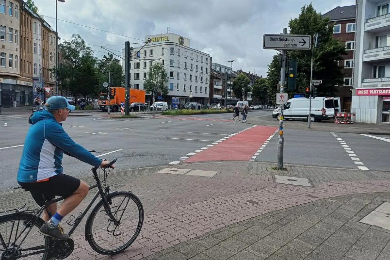 Ein Radfahrer auf einer roten Radfurt