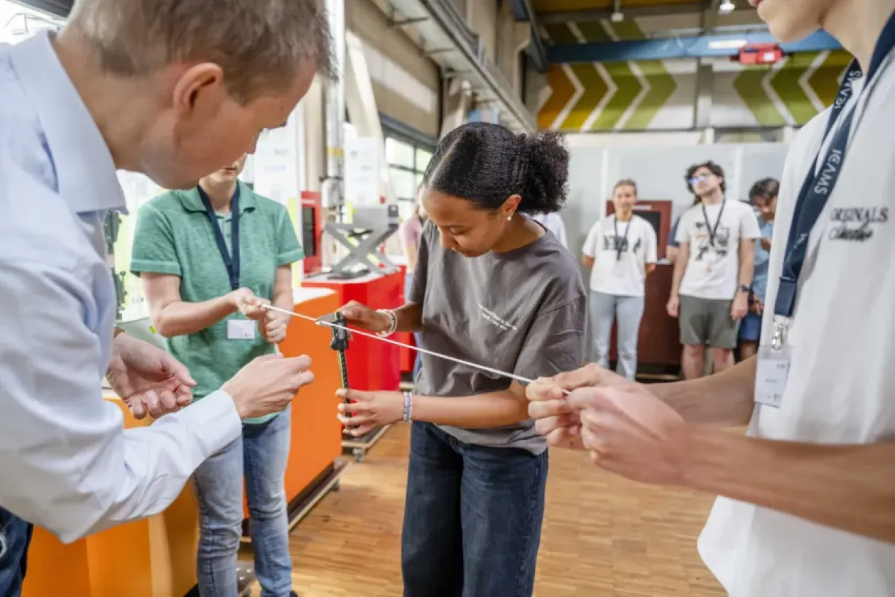 Schülerinnen und Schüler simulieren und experimentieren