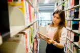 Studentin in der Bibliothek
