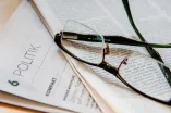 Zeitung mit Brille