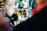 Kinder schauen in ein Glas