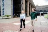 Studierende auf dem Campus