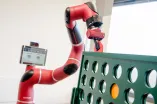 Roboter spielt