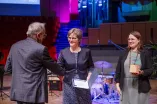 Prorektor Günther Meschke übergibt den Preis an das Team von Csi Drop.