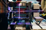 Lila Laserstrahlen