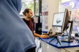 Ein Mann zeigt etwas an einem Computermodell