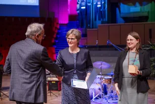 Prorektor Günther Meschke übergibt den Preis an das Team von Csi Drop.