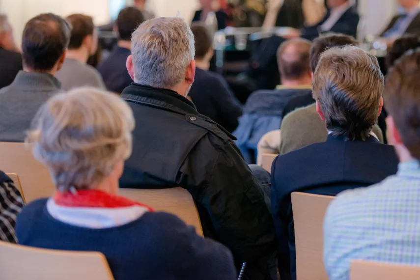 Sitzreihen mit Menschen