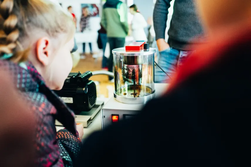 Kinder schauen in ein Glas