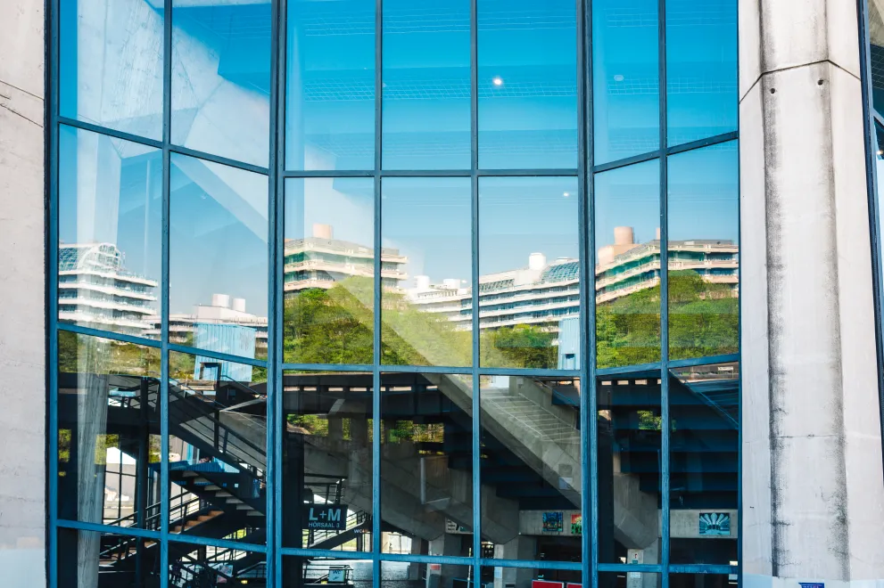 Gebäude spiegeln sich in den Fenstern des Audimax