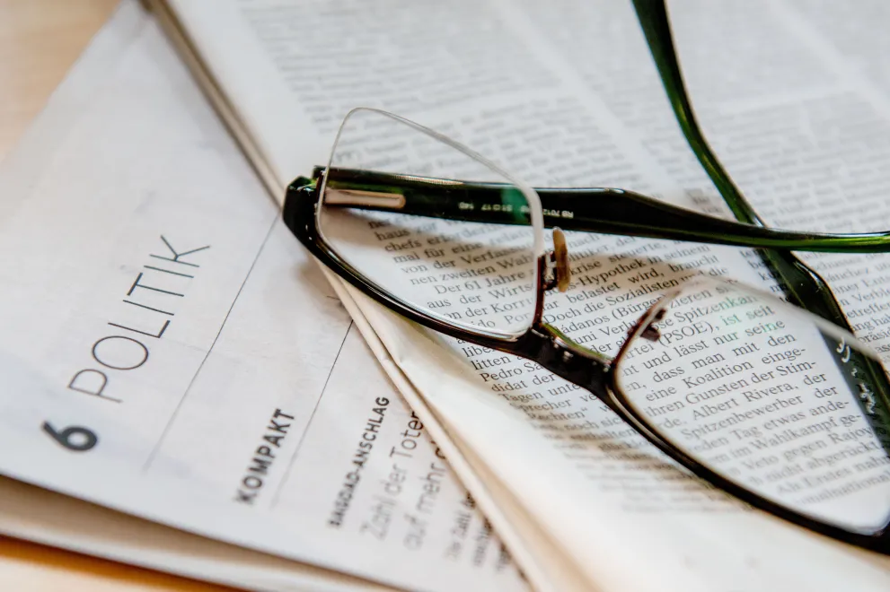 Zeitung mit Brille