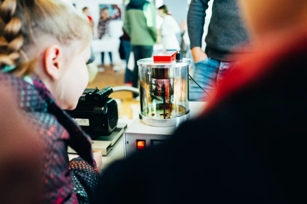 Kinder schauen in ein Glas