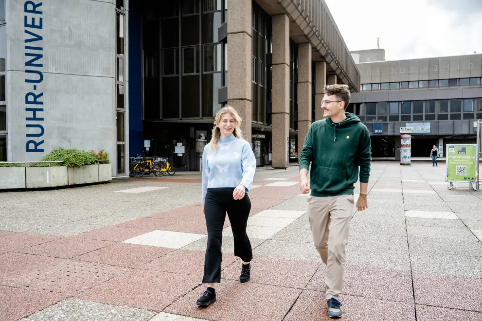 Studierende auf dem Campus