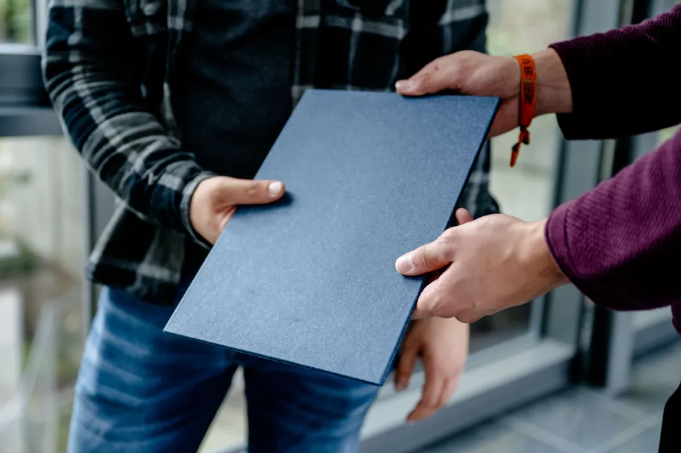 Urkunde wird übergeben